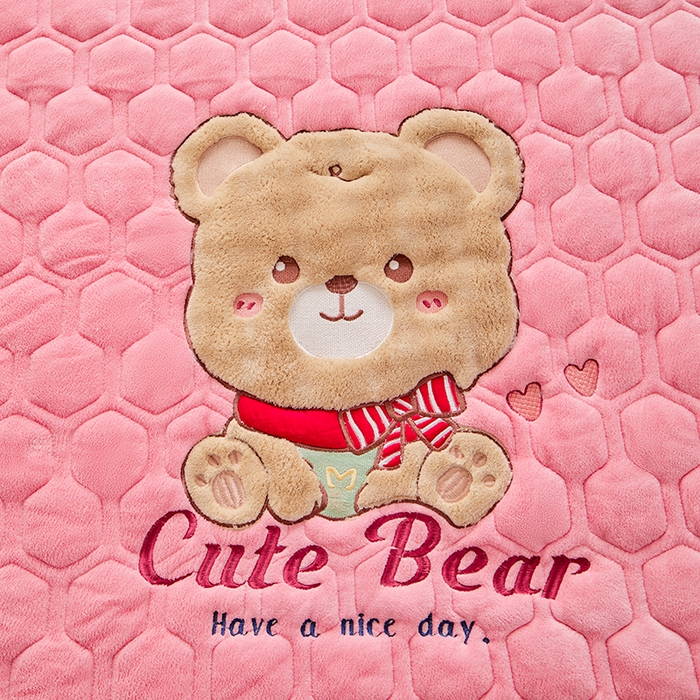 91家纺网 家纺一手货源 找家纺 初心家纺 2025新款卡通绣花牛奶绒夹棉床垫 可爱熊-蜜桃粉