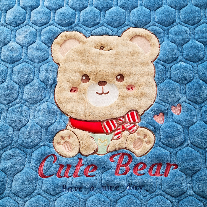 91家纺网 家纺一手货源 找家纺 初心家纺 2025新款卡通绣花牛奶绒夹棉床垫 可爱熊-深海蓝