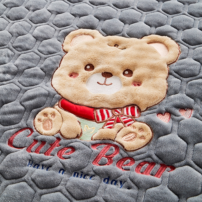 91家纺网 家纺一手货源 找家纺 初心家纺 2025新款卡通绣花牛奶绒夹棉床垫 可爱熊-深灰
