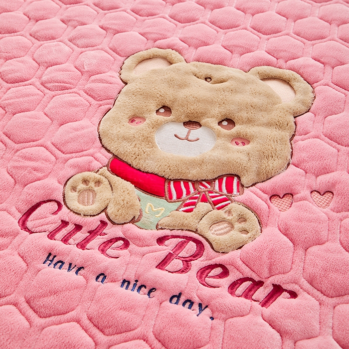 91家纺网 家纺一手货源 找家纺 初心家纺 2025新款卡通绣花牛奶绒夹棉床垫 可爱熊-蜜桃粉