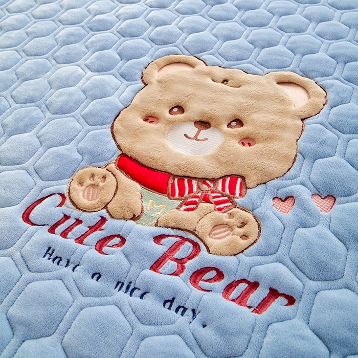 91家纺网 家纺一手货源 找家纺 初心家纺 2025新款卡通绣花牛奶绒夹棉床垫 可爱熊-天蓝