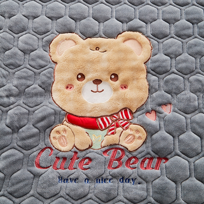 91家纺网 家纺一手货源 找家纺 初心家纺 2025新款卡通绣花牛奶绒夹棉床垫 可爱熊-深灰