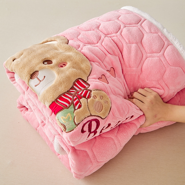 91家纺网 家纺一手货源 找家纺 初心家纺 2025新款卡通绣花牛奶绒夹棉床垫 可爱熊-蜜桃粉