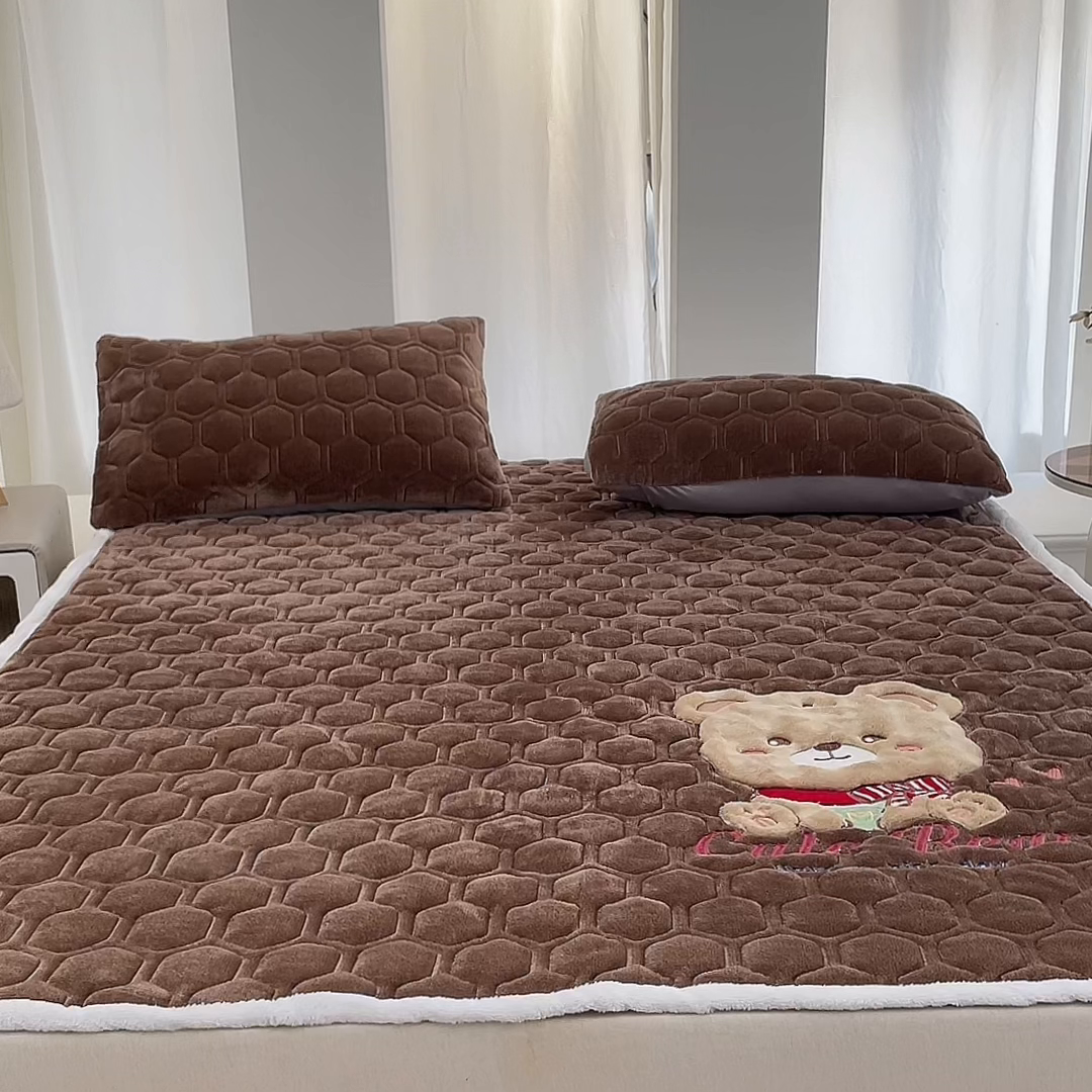 91家纺网 家纺一手货源 找家纺 初心家纺 2025新款卡通绣花牛奶绒夹棉床垫 可爱熊-咖啡色
