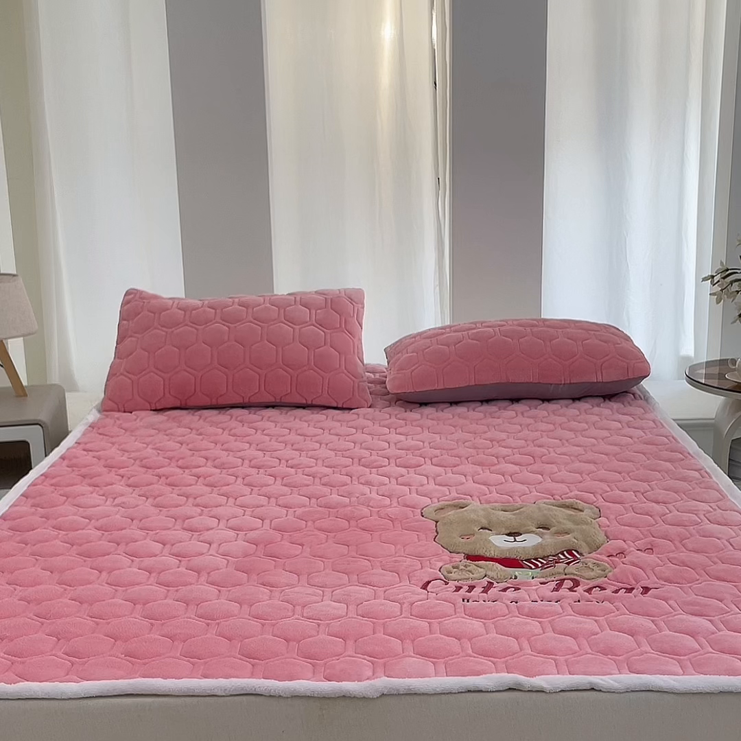 91家纺网 家纺一手货源 找家纺 初心家纺 2025新款卡通绣花牛奶绒夹棉床垫 可爱熊-蜜桃粉