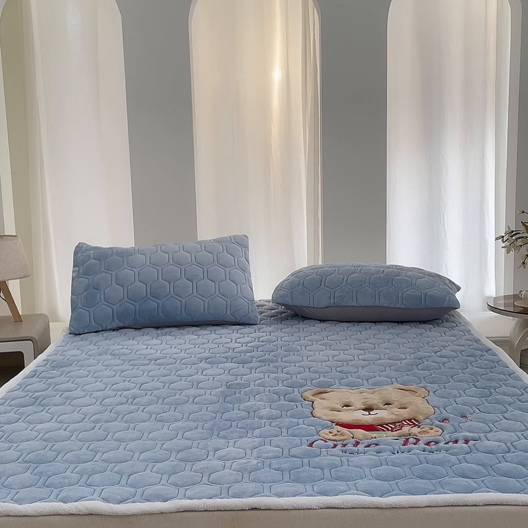 91家纺网 家纺一手货源 找家纺 初心家纺 2025新款卡通绣花牛奶绒夹棉床垫 可爱熊-天蓝