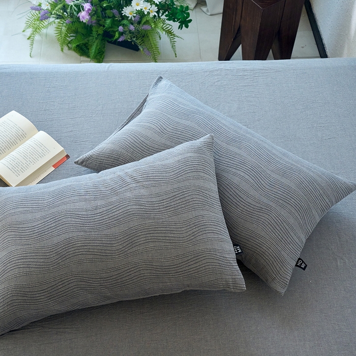 91家纺网 家纺一手货源 找家纺 恋人优选 2025新款全棉纯棉色织提花枕套 大波浪灰