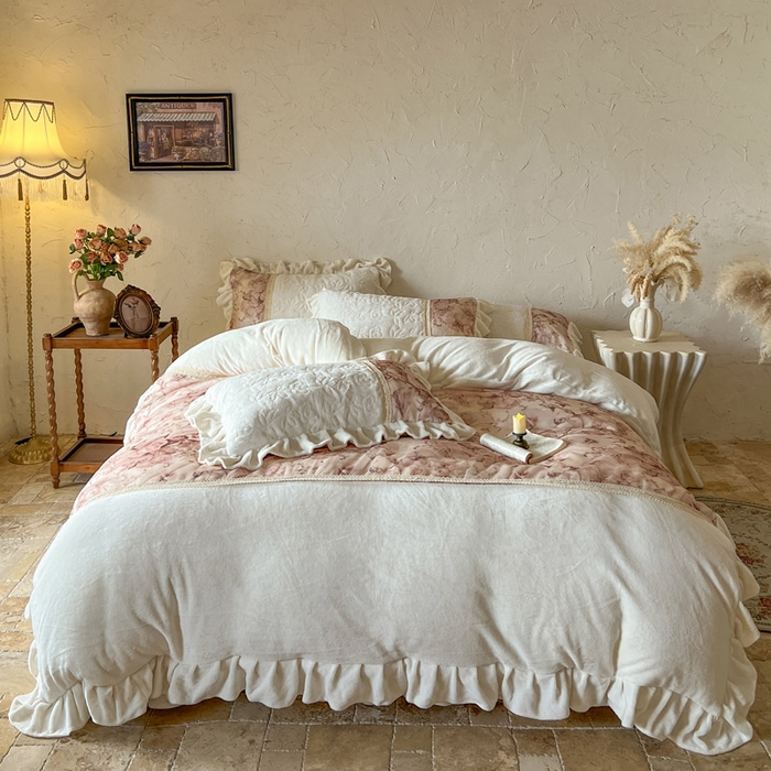 91家纺网 家纺一手货源 找家纺 瑞宝 2025新款全消光牛奶绒夹棉款床裙四件套-伊莲娜 伊莲娜-雾白