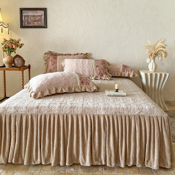 91家纺网 家纺一手货源 找家纺 瑞宝 2025新款全消光牛奶绒夹棉款床裙四件套-伊莲娜 伊莲娜-奶咖