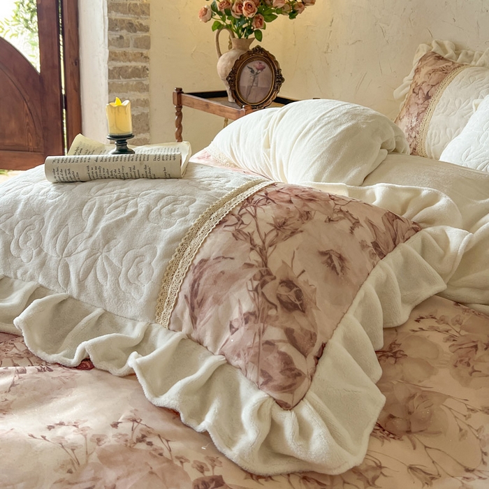 91家纺网 家纺一手货源 找家纺 瑞宝 2025新款全消光牛奶绒夹棉款床裙四件套-伊莲娜 伊莲娜-雾白