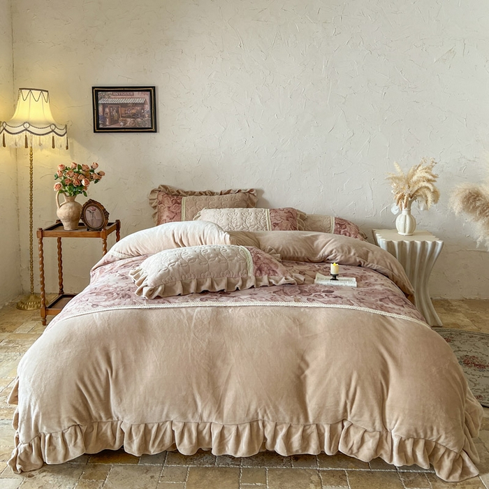 91家纺网 家纺一手货源 找家纺 瑞宝 2025新款全消光牛奶绒夹棉款床裙四件套-伊莲娜 伊莲娜-奶咖