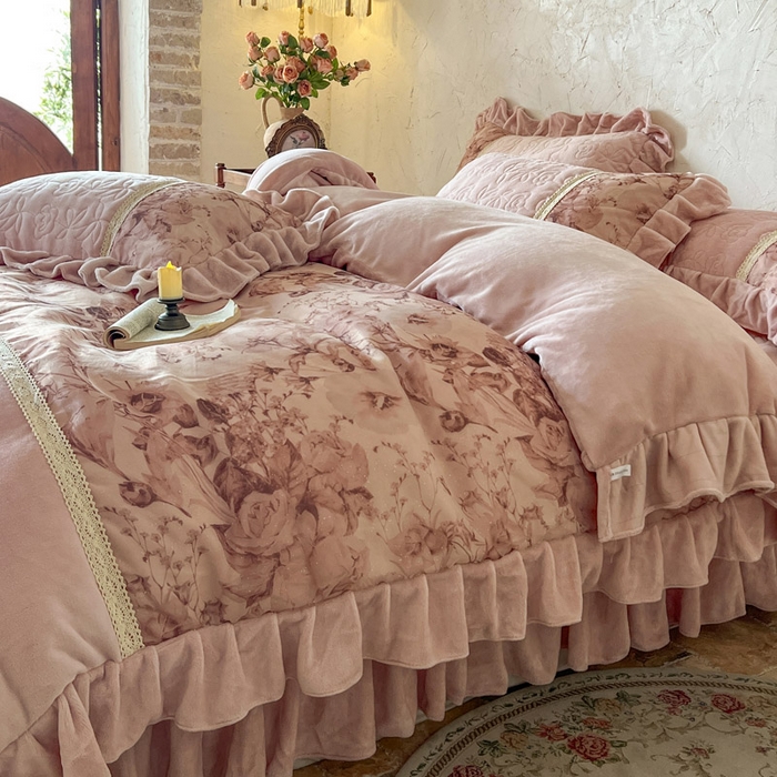 91家纺网 家纺一手货源 找家纺 瑞宝 2025新款全消光牛奶绒夹棉款床裙四件套-伊莲娜 伊莲娜-颜粉