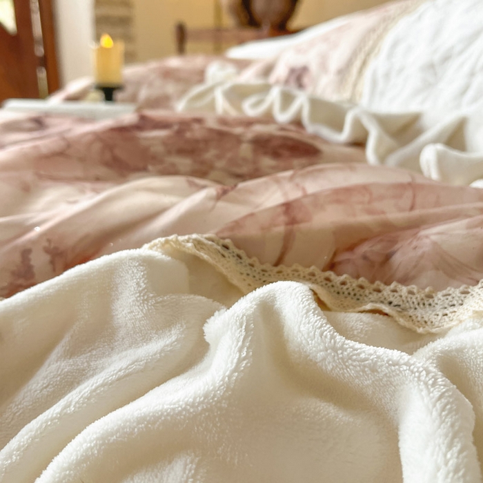 91家纺网 家纺一手货源 找家纺 瑞宝 2025新款全消光牛奶绒夹棉款床裙四件套-伊莲娜 伊莲娜-雾白