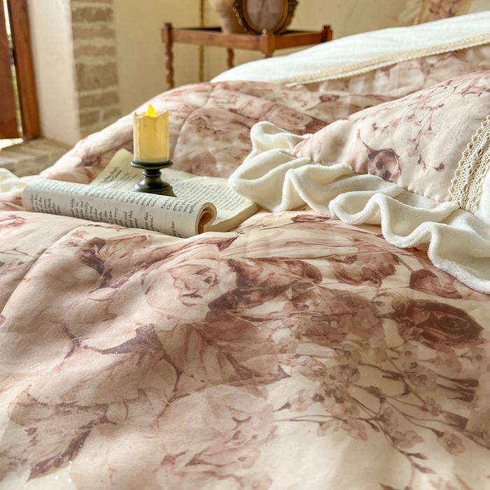 91家纺网 家纺一手货源 找家纺 瑞宝 2025新款全消光牛奶绒夹棉款床裙四件套-伊莲娜 伊莲娜-雾白