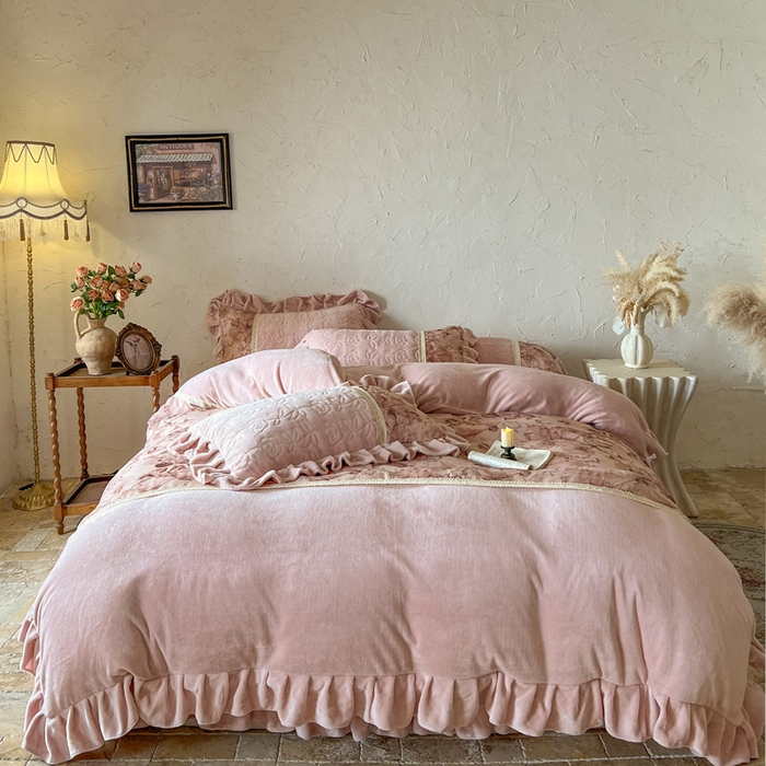 91家纺网 家纺一手货源 找家纺 瑞宝 2025新款全消光牛奶绒夹棉款床裙四件套-伊莲娜 伊莲娜-颜粉