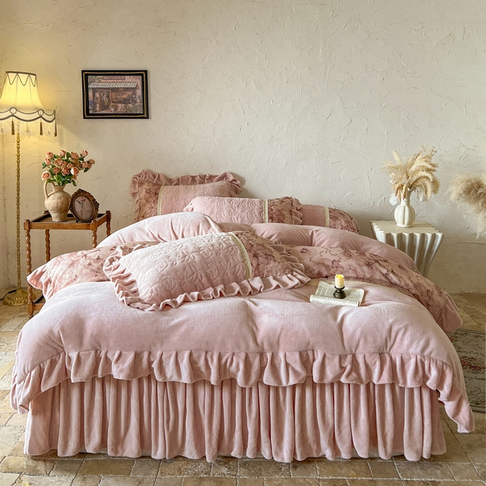 瑞宝 2025新款全消光牛奶绒夹棉款床裙四件套-伊莲娜 伊莲娜-颜粉