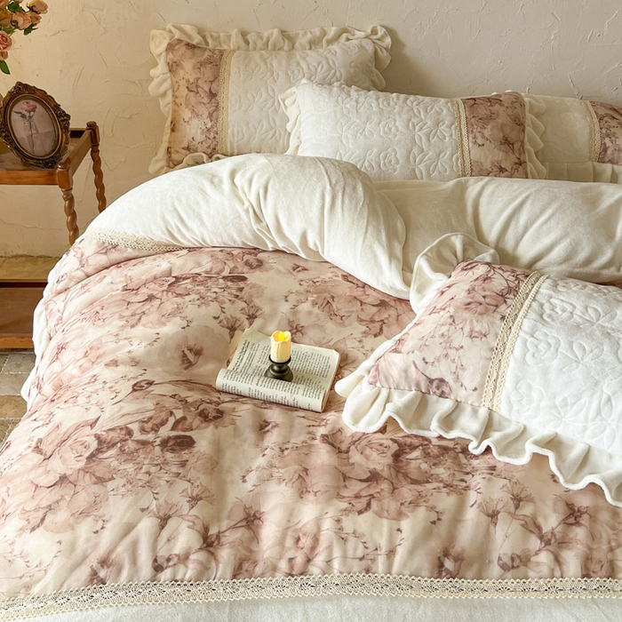 91家纺网 家纺一手货源 找家纺 瑞宝 2025新款全消光牛奶绒夹棉款床裙四件套-伊莲娜 伊莲娜-雾白