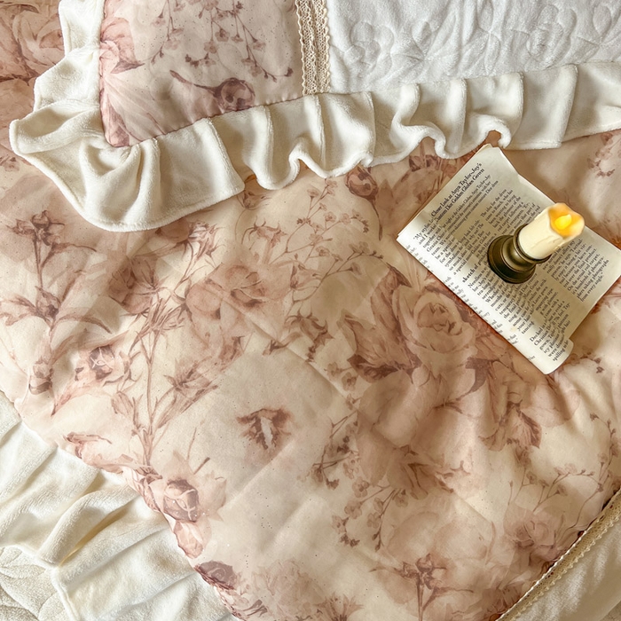 91家纺网 家纺一手货源 找家纺 瑞宝 2025新款全消光牛奶绒夹棉款床裙四件套-伊莲娜 伊莲娜-雾白