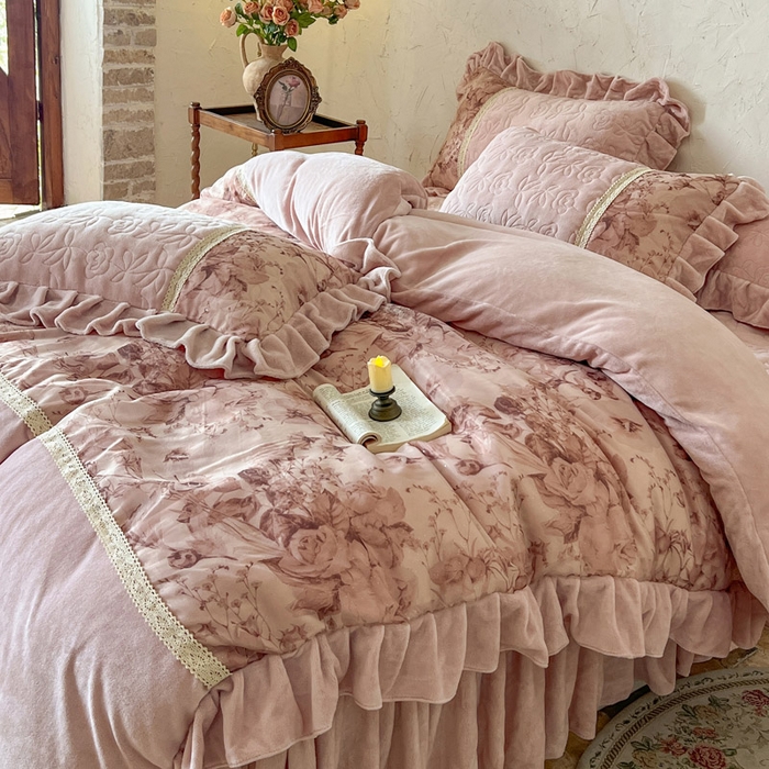 91家纺网 家纺一手货源 找家纺 瑞宝 2025新款全消光牛奶绒夹棉款床裙四件套-伊莲娜 伊莲娜-颜粉