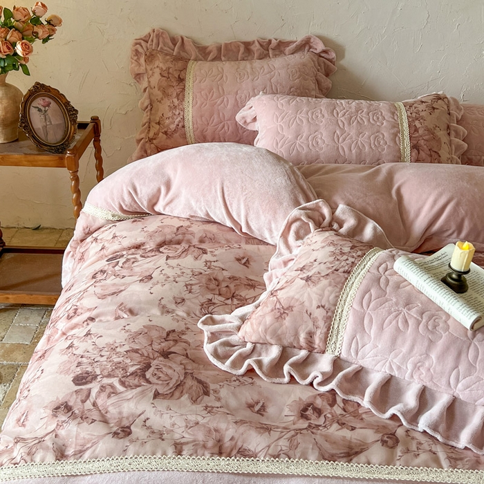 91家纺网 家纺一手货源 找家纺 瑞宝 2025新款全消光牛奶绒夹棉款床裙四件套-伊莲娜 伊莲娜-颜粉