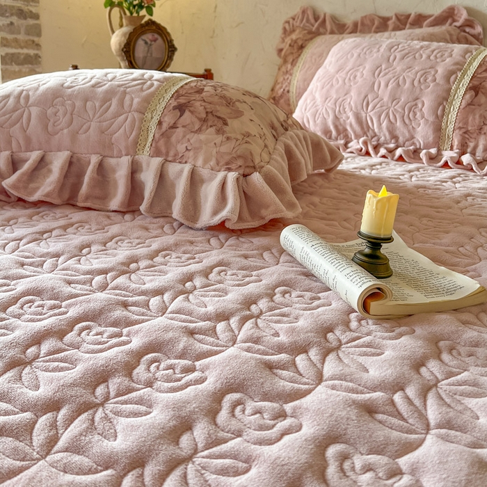 91家纺网 家纺一手货源 找家纺 瑞宝 2025新款全消光牛奶绒夹棉款床裙四件套-伊莲娜 伊莲娜-颜粉