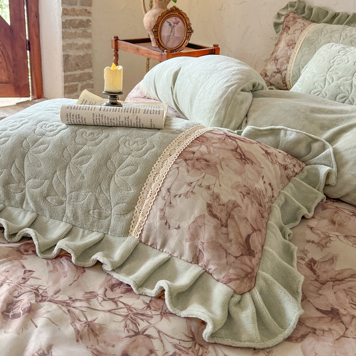 91家纺网 家纺一手货源 找家纺 瑞宝 2025新款全消光牛奶绒夹棉款床裙四件套-伊莲娜 伊莲娜-松石绿