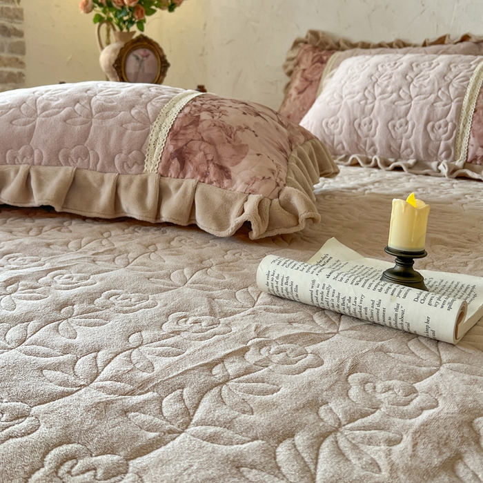 91家纺网 家纺一手货源 找家纺 瑞宝 2025新款全消光牛奶绒夹棉款床裙四件套-伊莲娜 伊莲娜-奶咖