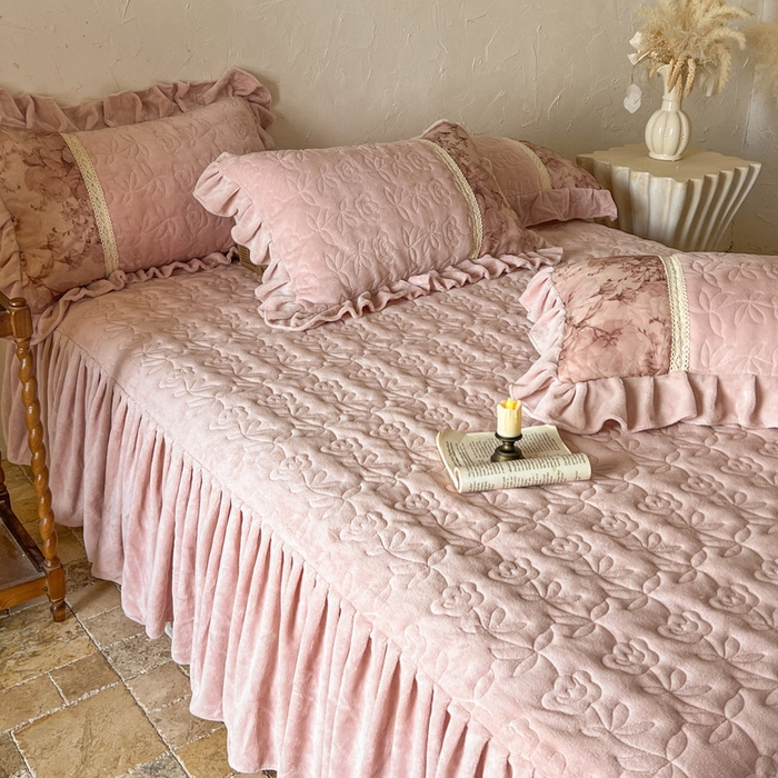 91家纺网 家纺一手货源 找家纺 瑞宝 2025新款全消光牛奶绒夹棉款床裙四件套-伊莲娜 伊莲娜-颜粉