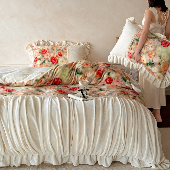 91家纺网 家纺一手货源 找家纺 （总）瑞宝 2025新款高克重宝宝绒刺绣床裙三件套-玫瑰