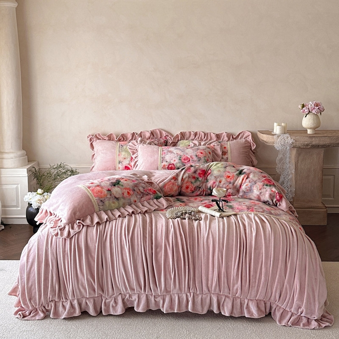 91家纺网 家纺一手货源 找家纺 瑞宝 2025新款全消光牛奶绒床裙四件套-花期如梦 花期如梦-蜜粉