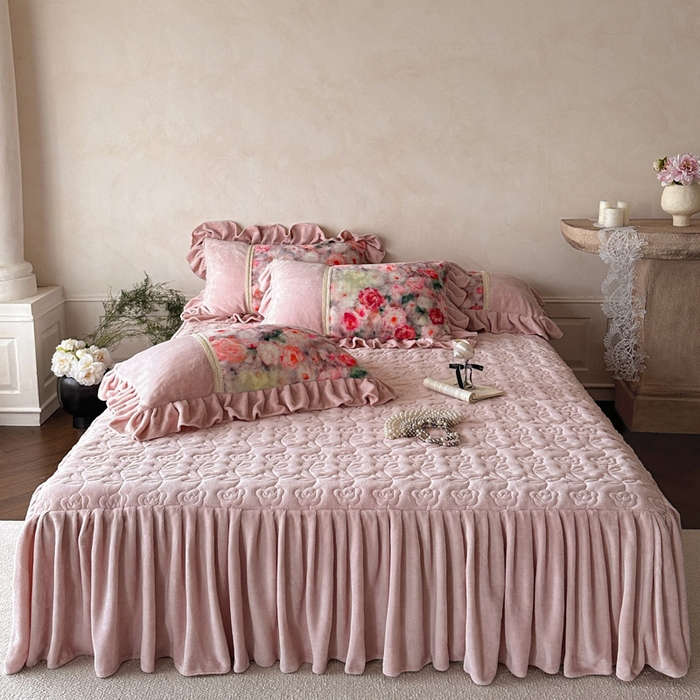 91家纺网 家纺一手货源 找家纺 瑞宝 2025新款全消光牛奶绒床裙四件套-花期如梦 花期如梦-蜜粉