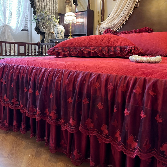 91家纺网 家纺一手货源 找家纺 瑞宝 2025新款宝宝绒夹棉床裙三件套-香奢丽影 香奢丽影-胭脂红