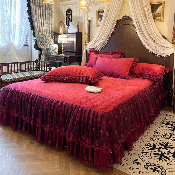 91家纺网 家纺一手货源 找家纺 瑞宝 2025新款宝宝绒夹棉床裙三件套-香奢丽影 香奢丽影-胭脂红