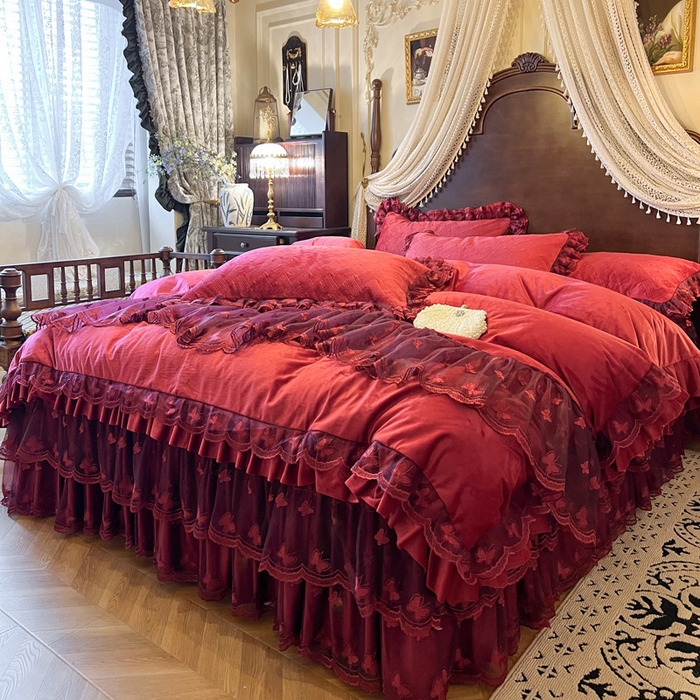 91家纺网 家纺一手货源 找家纺 瑞宝 2025新款宝宝绒夹棉床裙三件套-香奢丽影 香奢丽影-胭脂红