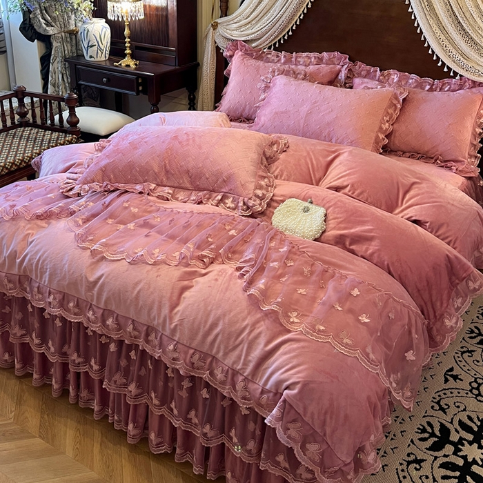 91家纺网 家纺一手货源 找家纺 瑞宝 2025新款宝宝绒夹棉床裙三件套-香奢丽影 香奢丽影-豆沙