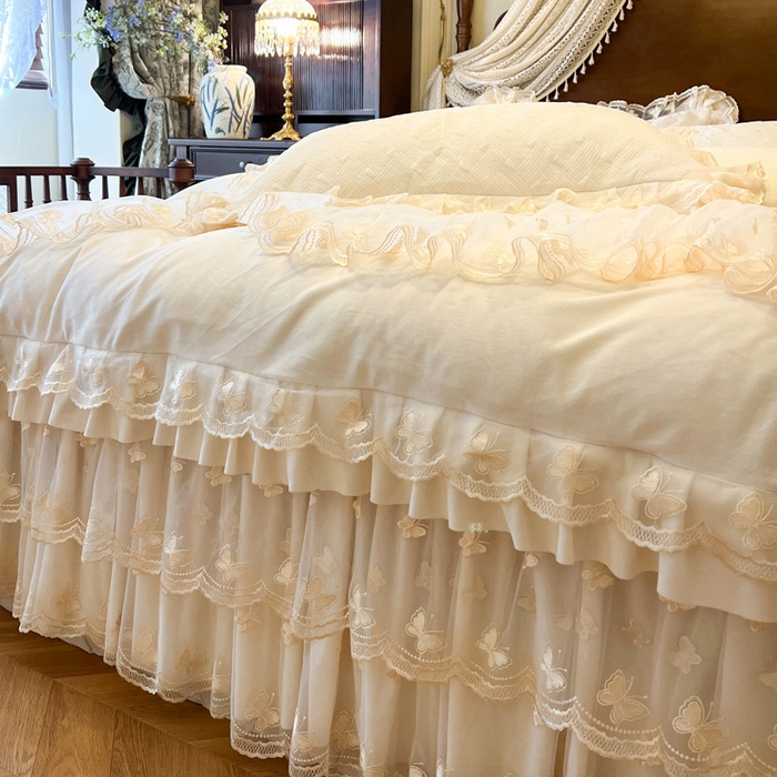 91家纺网 家纺一手货源 找家纺 瑞宝 2025新款宝宝绒夹棉床裙三件套-香奢丽影 香奢丽影-奶油白