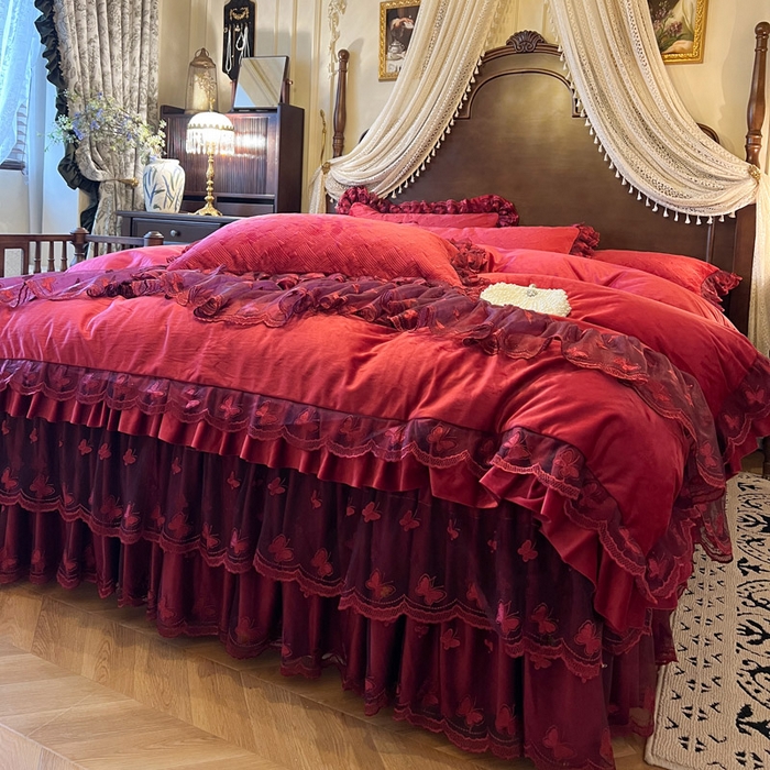 91家纺网 家纺一手货源 找家纺 瑞宝 2025新款宝宝绒夹棉床裙三件套-香奢丽影 香奢丽影-胭脂红