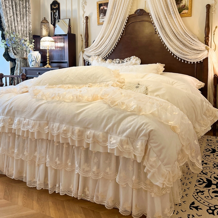 91家纺网 家纺一手货源 找家纺 瑞宝 2025新款宝宝绒夹棉床裙三件套-香奢丽影 香奢丽影-奶油白