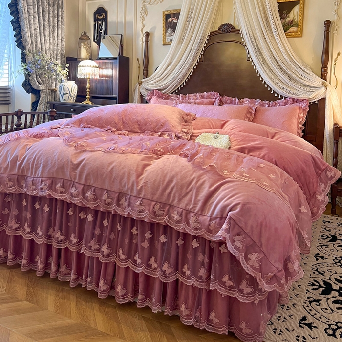 91家纺网 家纺一手货源 找家纺 瑞宝 2025新款宝宝绒夹棉床裙三件套-香奢丽影 香奢丽影-豆沙