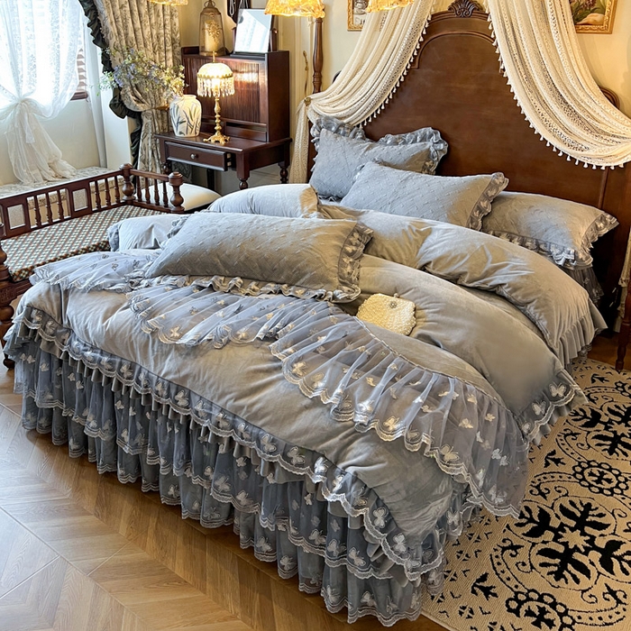 91家纺网 家纺一手货源 找家纺 瑞宝 2025新款宝宝绒夹棉床裙三件套-香奢丽影 香奢丽影-高级灰