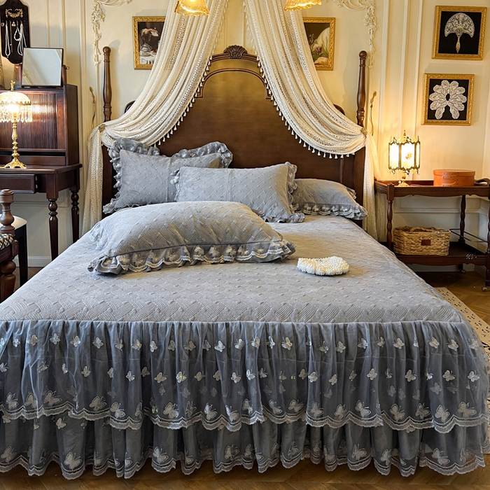 91家纺网 家纺一手货源 找家纺 瑞宝 2025新款宝宝绒夹棉床裙三件套-香奢丽影 香奢丽影-高级灰