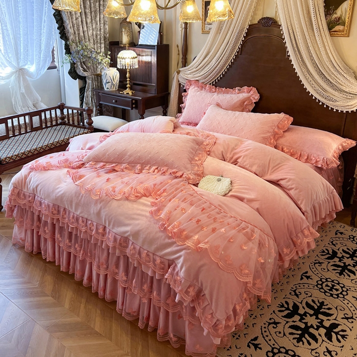 91家纺网 家纺一手货源 找家纺 瑞宝 2025新款宝宝绒夹棉床裙三件套-香奢丽影 香奢丽影-樱花粉