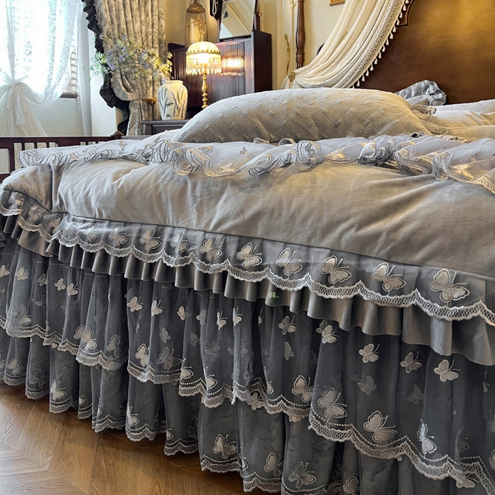 91家纺网 家纺一手货源 找家纺 瑞宝 2025新款宝宝绒夹棉床裙三件套-香奢丽影 香奢丽影-高级灰