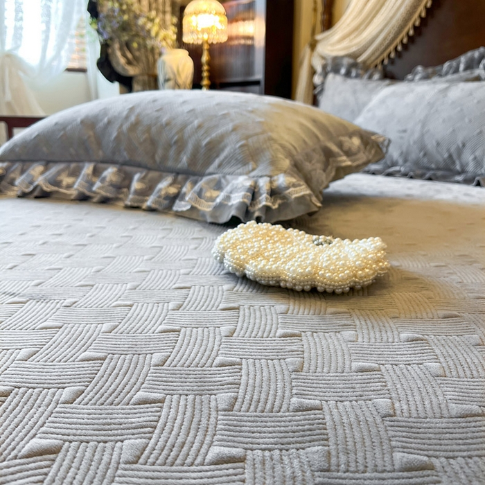 91家纺网 家纺一手货源 找家纺 瑞宝 2025新款宝宝绒夹棉床裙三件套-香奢丽影 香奢丽影-高级灰