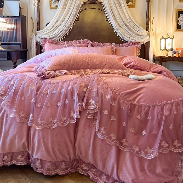 91家纺网 家纺一手货源 找家纺 瑞宝 2025新款宝宝绒夹棉床裙三件套-香奢丽影 香奢丽影-豆沙