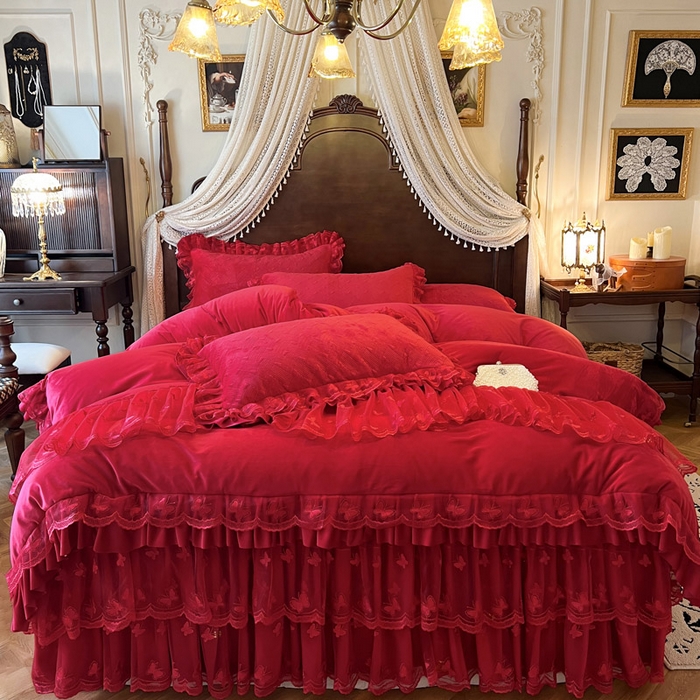 91家纺网 家纺一手货源 找家纺 瑞宝 2025新款宝宝绒夹棉床裙三件套-香奢丽影 香奢丽影-中国红