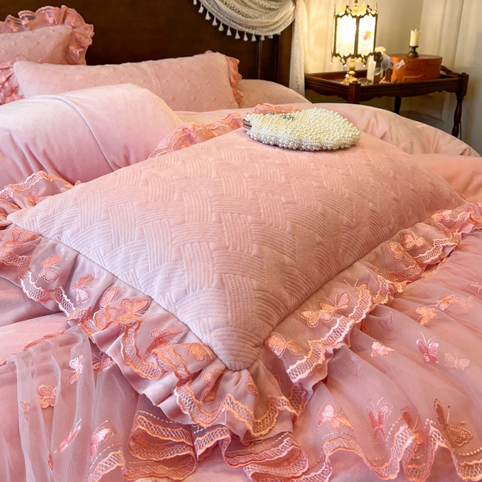 91家纺网 家纺一手货源 找家纺 瑞宝 2025新款宝宝绒夹棉床裙三件套-香奢丽影 香奢丽影-樱花粉