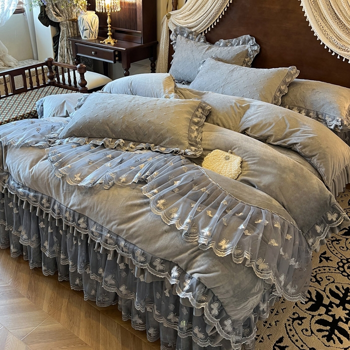 91家纺网 家纺一手货源 找家纺 瑞宝 2025新款宝宝绒夹棉床裙三件套-香奢丽影 香奢丽影-高级灰