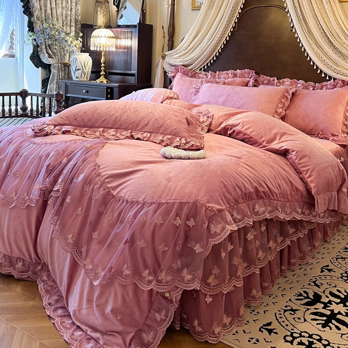 91家纺网 家纺一手货源 找家纺 瑞宝 2025新款宝宝绒夹棉床裙三件套-香奢丽影 香奢丽影-豆沙