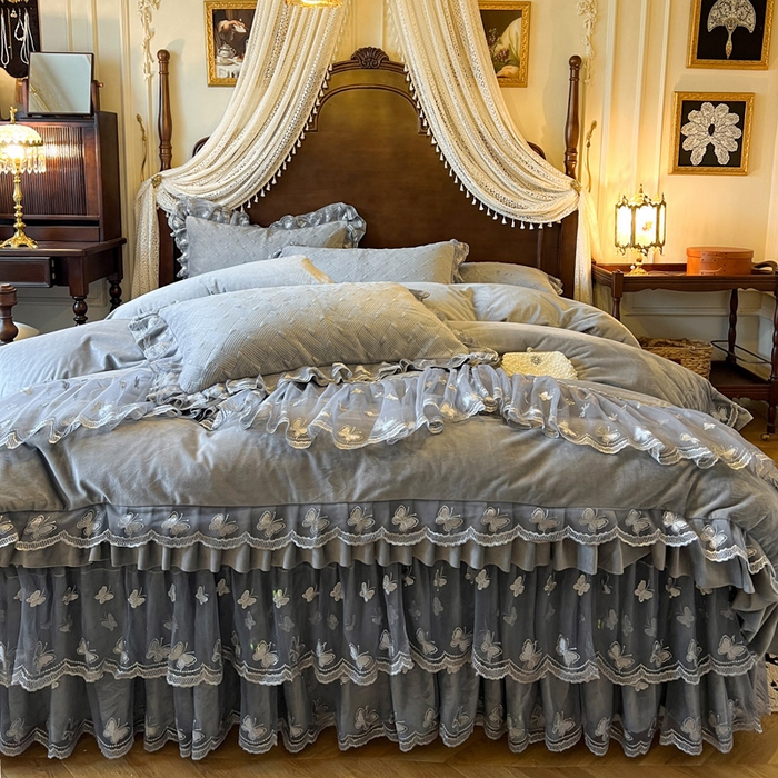 91家纺网 家纺一手货源 找家纺 瑞宝 2025新款宝宝绒夹棉床裙三件套-香奢丽影 香奢丽影-高级灰